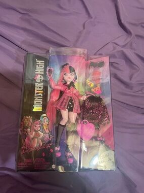 monster high Draculaura Doll in Pink and Black Outfit